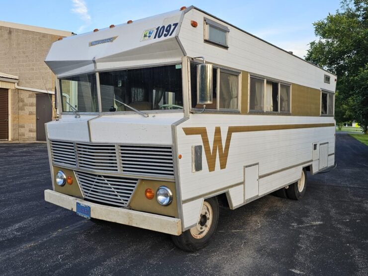 Winnebago D22 6-seater camper van