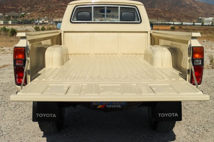 Toyota Pickup SR5 4×4 5-Speed 12