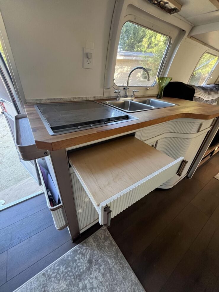 Airstream Land Yacht Ambassador 10