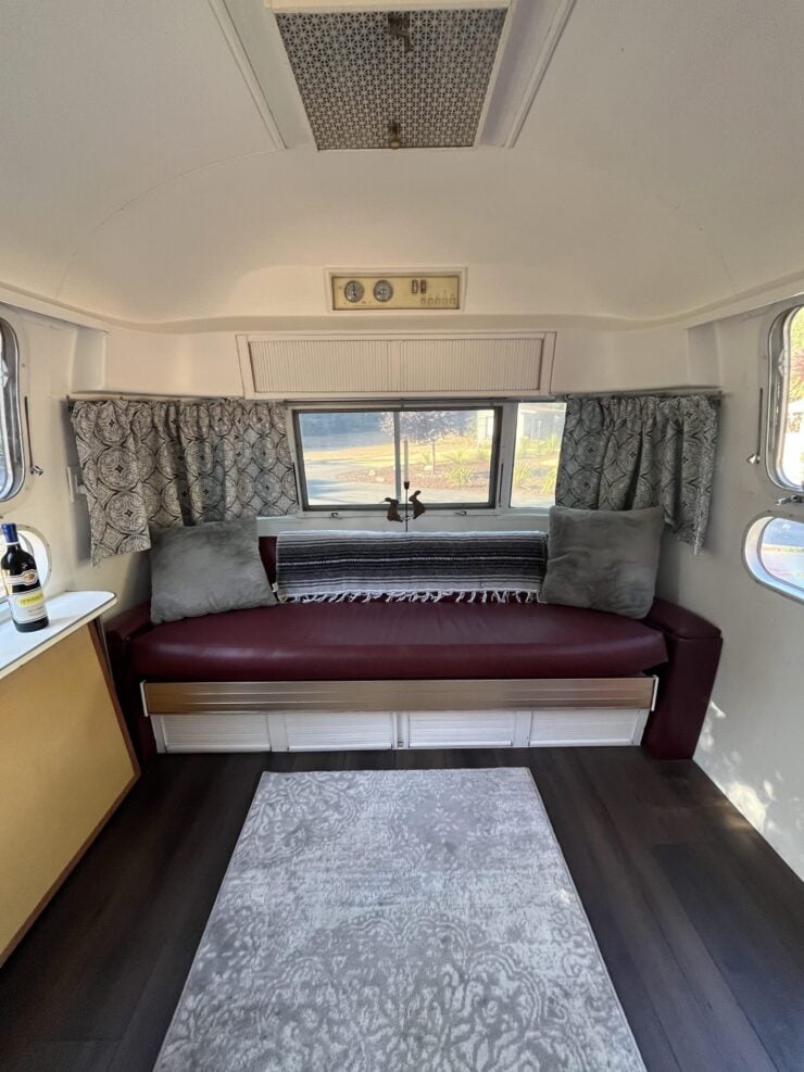 Airstream Land Yacht Ambassador 11