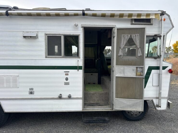 Winnebago D22 Motorhome 11