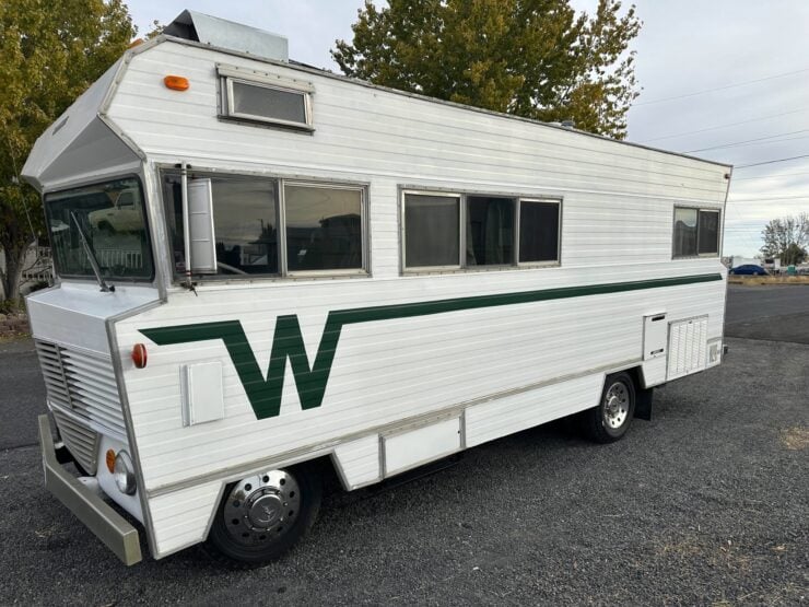 Winnebago D22 Motorhome 8