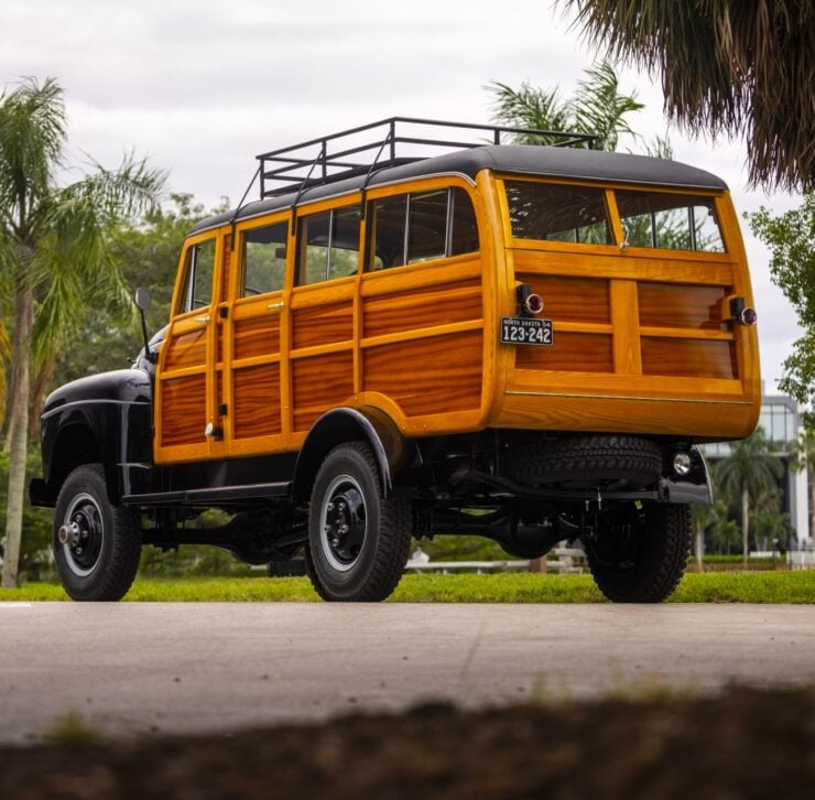 International Harvester R140 4x4 8