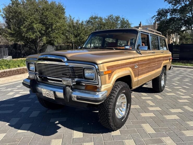 Jeep Grand Wagoneer 4