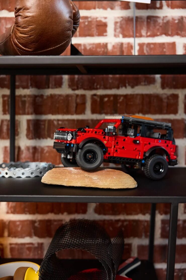 Lego Technic Ford Bronco 10