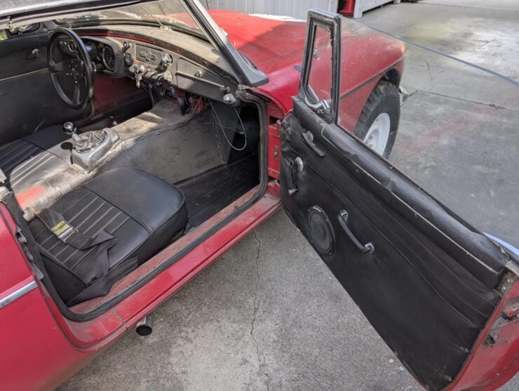 Safari-Style MGB Roadster V8 12