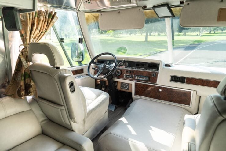 Airstream 350 LE Motorhome 22