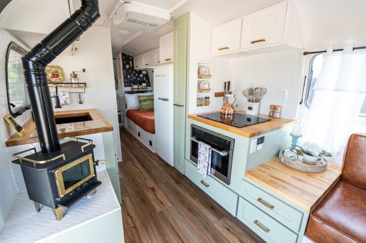 Airstream Land Yacht Ambassador 11