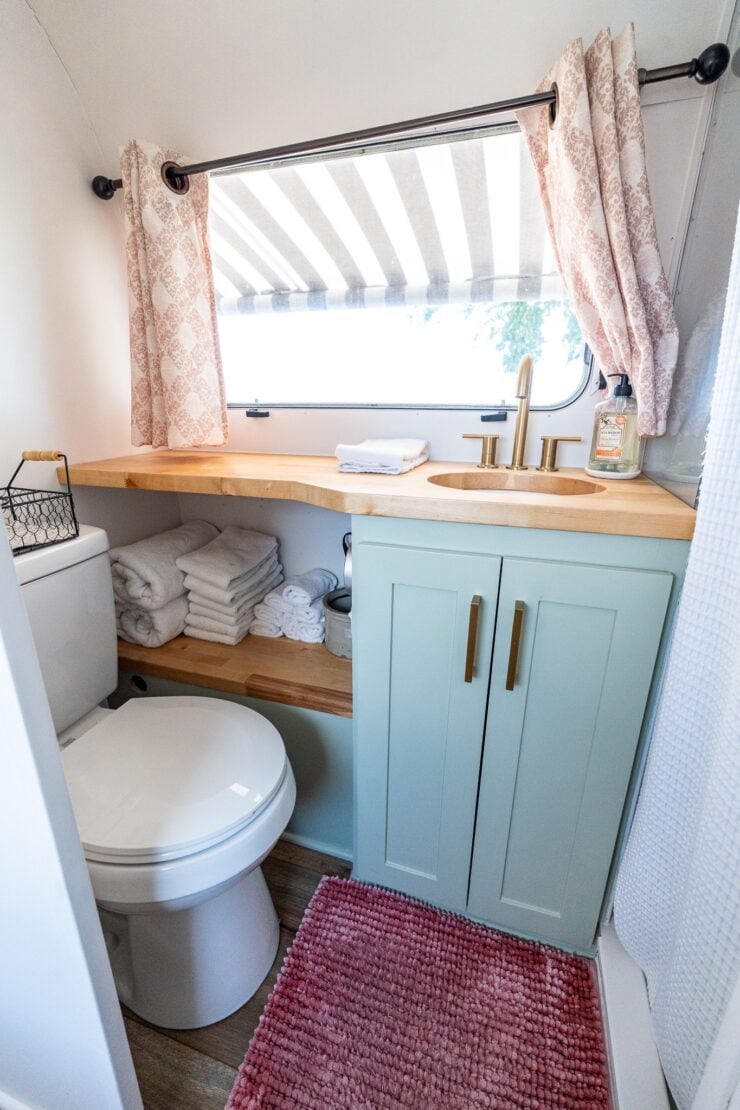Airstream Land Yacht Ambassador 13