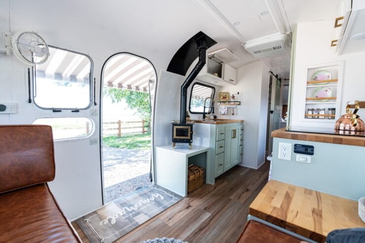 Airstream Land Yacht Ambassador 17
