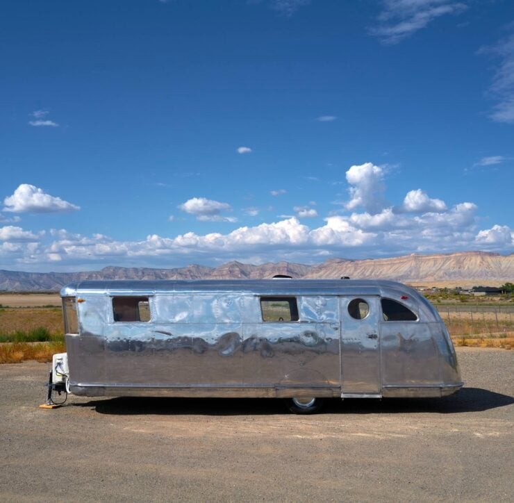 Spartan Manor Model 25 Travel Trailer 2'