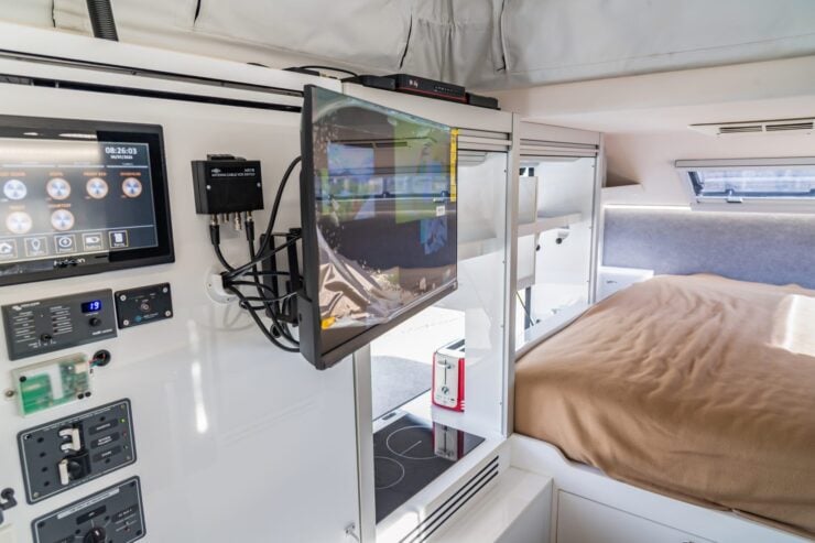 Bruder EXP-6 Off-Road Camper 24