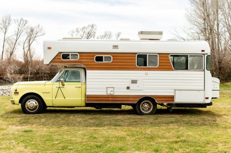 Chevrolet C30 Chinook Camper 5