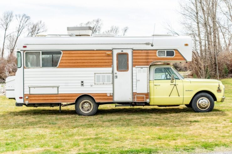 Chevrolet C30 Chinook Camper 9