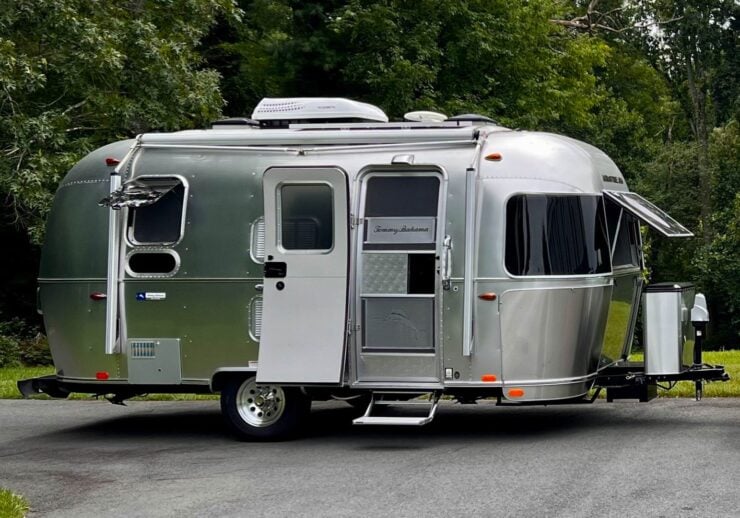 Airstream 19CB Tommy Bahama Travel Trailer 11