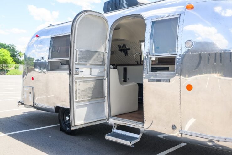 Airstream Land Yacht Safari 9