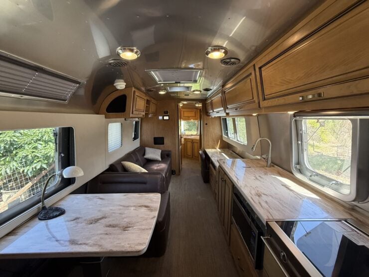 Airstream Classic 33FB Twin 10