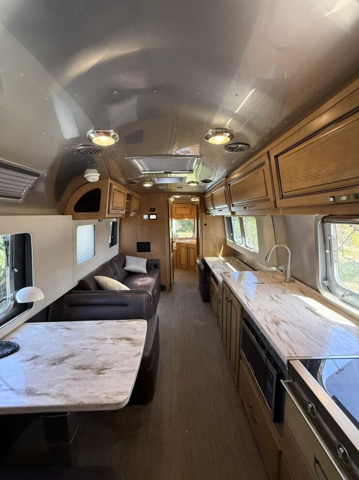 Airstream Classic 33FB Twin 11