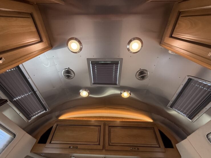 Airstream Classic 33FB Twin 12