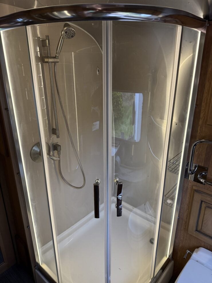 Airstream Classic 33FB Twin 13