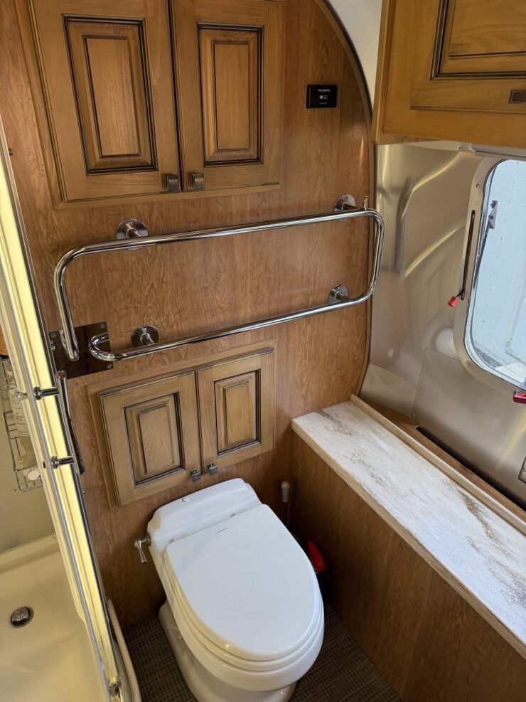 Airstream Classic 33FB Twin 14