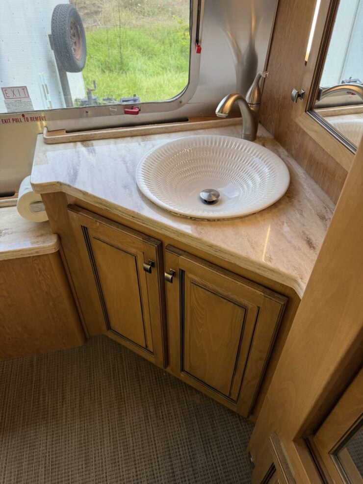 Airstream Classic 33FB Twin 15