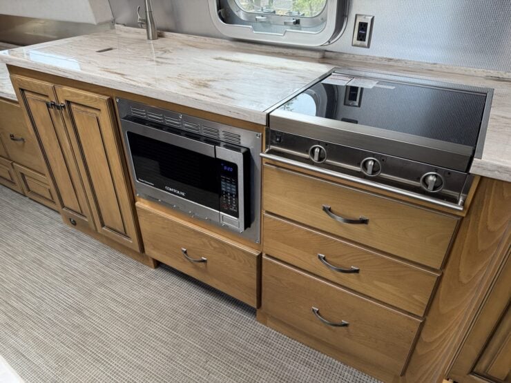 Airstream Classic 33FB Twin 18