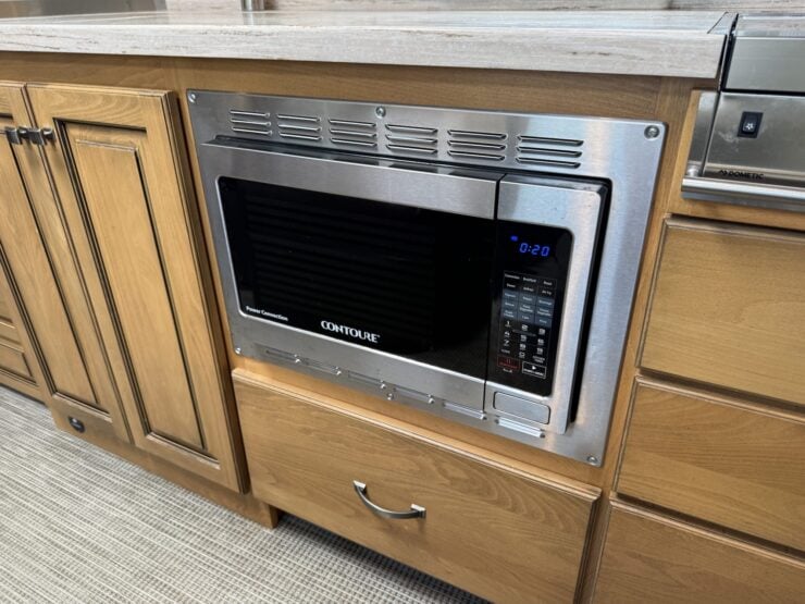 Airstream Classic 33FB Twin 19