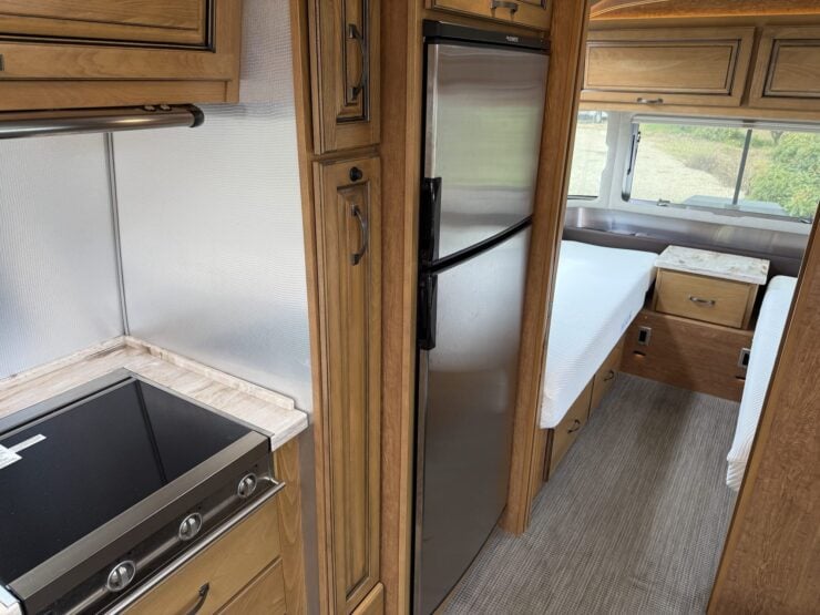 Airstream Classic 33FB Twin 21
