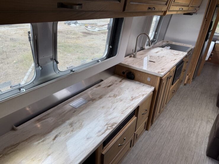 Airstream Classic 33FB Twin 22