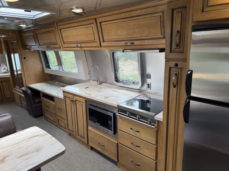 Airstream Classic 33FB Twin 23