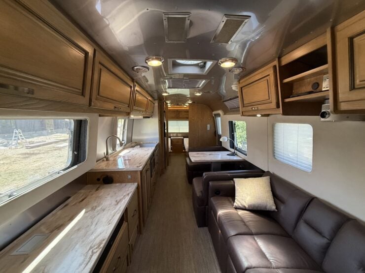 Airstream Classic 33FB Twin 9