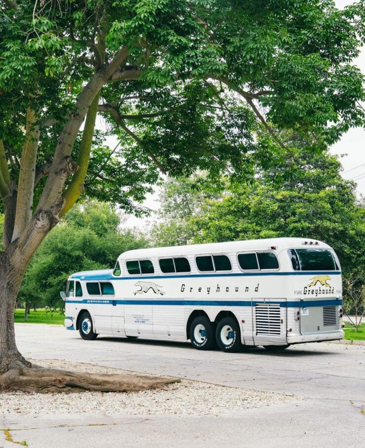 GMC PD4501 Scenicruiser Bus 1