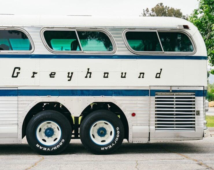 GMC PD4501 Scenicruiser Bus 11