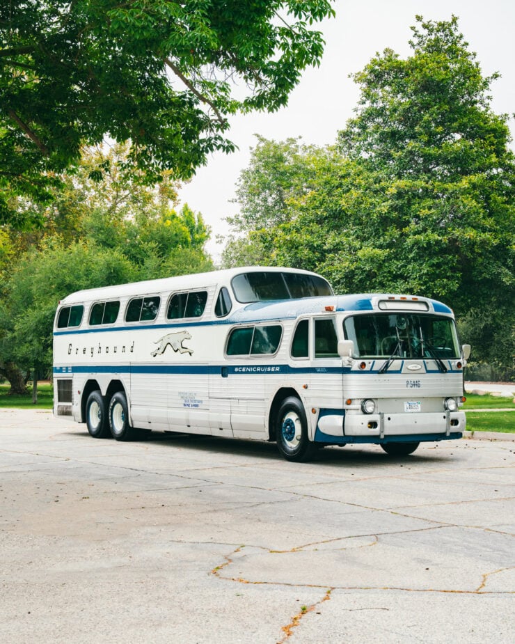 GMC PD4501 Scenicruiser Bus 2