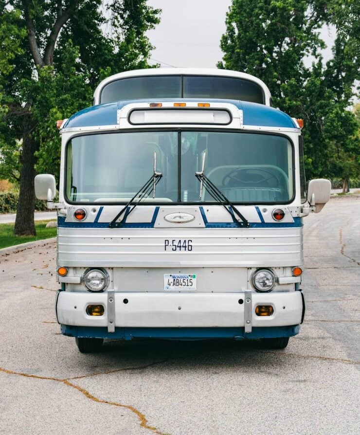 GMC PD4501 Scenicruiser Bus 22