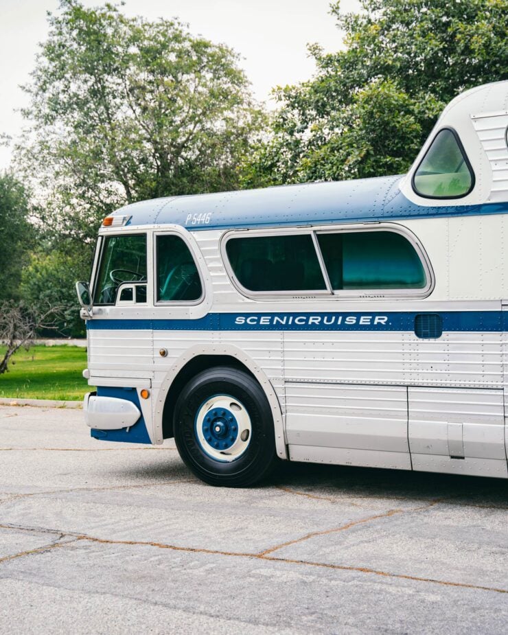 GMC PD4501 Scenicruiser Bus 9