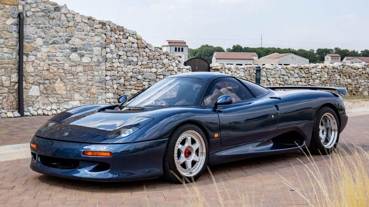 1991-Jaguar-XJR-15-01a-