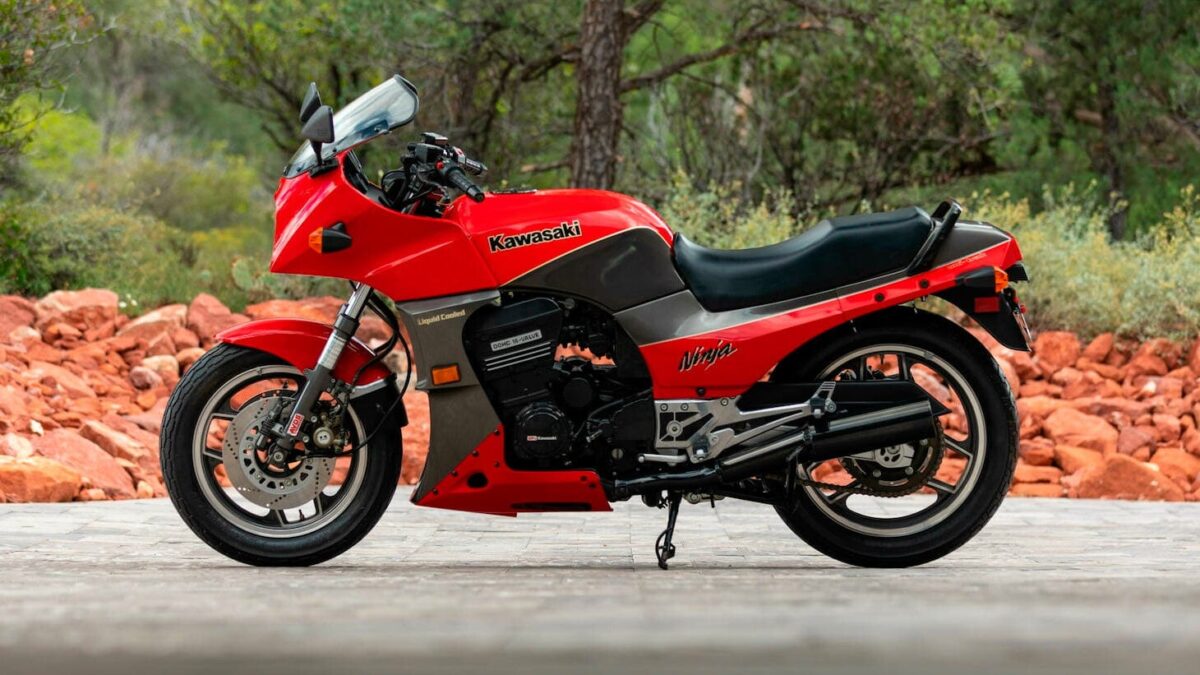 Kawasaki-Ninja-900-
