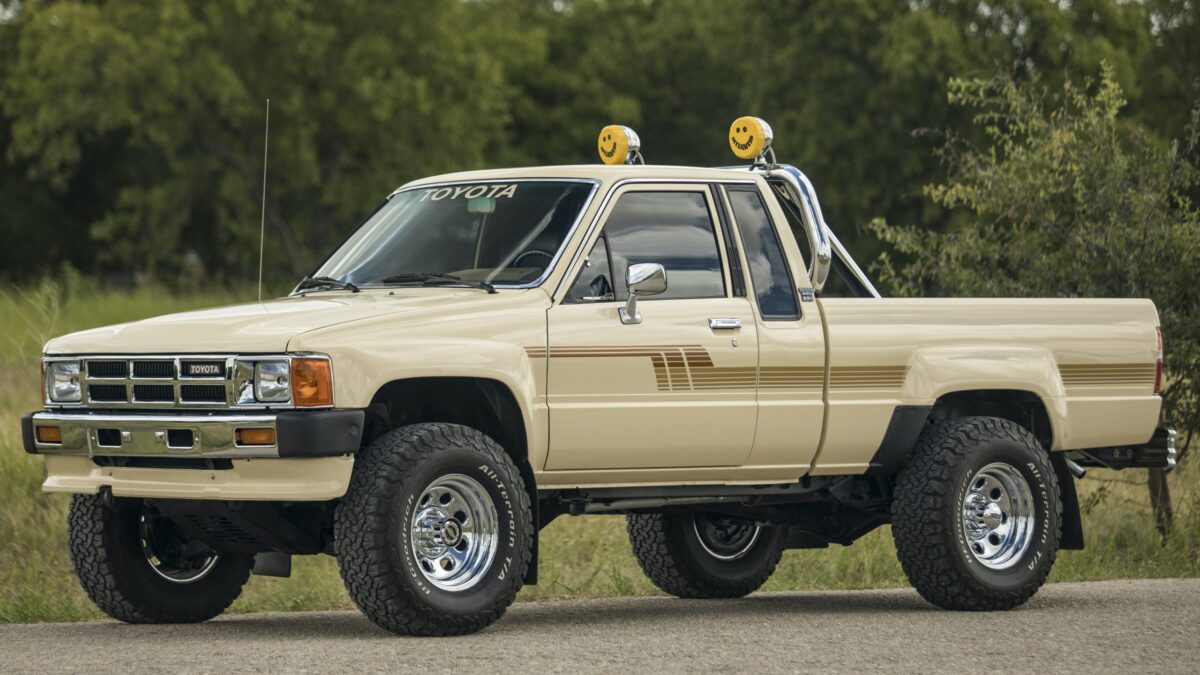 Toyota-Pickup-Hilux-scaled-